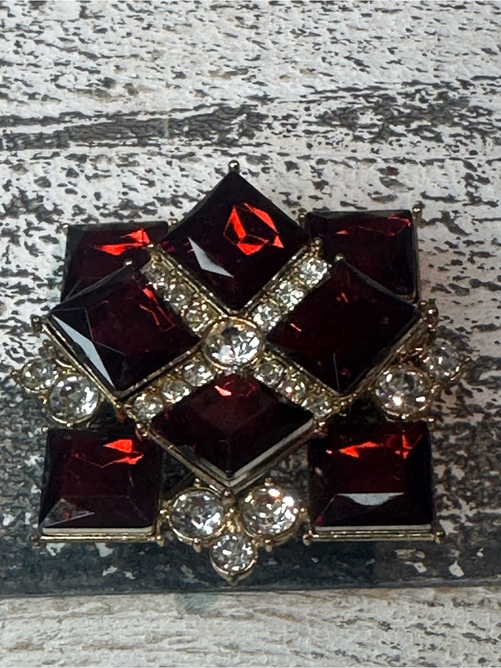 2014 Avon Collectible Bijoux Collection Red Rhinestone Brooch Pin